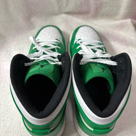 Jordan 1 Mid
Lucky Green (GS) Youth 6.5 / Women’s Size 8 - Picture 6 of 8